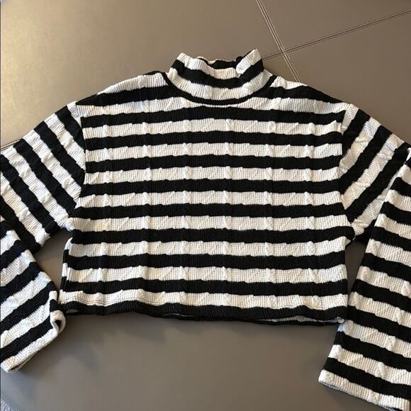 Zara Black & White Striped/Cabled Cropped Long Sleeve Sweater. Size Medium. - Picture 1 of 5